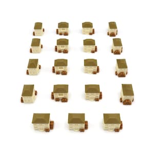 Può includere: Un set di 18 case in miniatura realizzate in plastica bianca con tetti marroni e tronchi di legno marroni davanti a ogni casa. Le case sono disposte in una griglia su uno sfondo bianco.