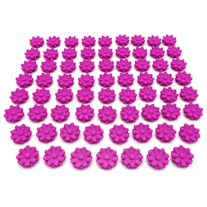 Puede incluir: Una gran cantidad de pequeños botones de color rosa brillante en forma de flor. Los botones están dispuestos en forma de cuadrícula.