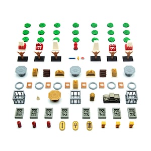Könnte beinhalten: Ein Satz Spielfiguren für ein Brettspiel. Die Figuren sind aus Kunststoff und in verschiedenen Farben, darunter Rot, Grün, Gold und Grau. Die Figuren umfassen Figuren, Gebäude und andere Objekte.