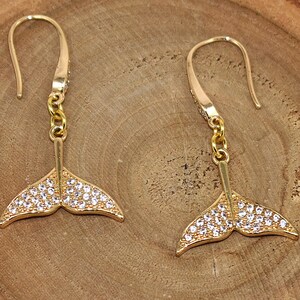 Gold Kristall Whale Tail Ohrringe: 18K überzogener Ozean Schmuck