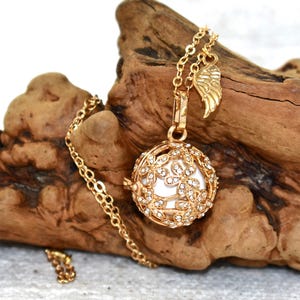 Gouden Mexicaanse engel beller harmonie klokkenspel bal ketting met bloemmotief en kristallen, ketting cadeau voor haar