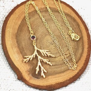 Collar Rama de Enebro Dorada: Colgante y cadena chapados en oro de 18 quilates con conector de granate o peridoto