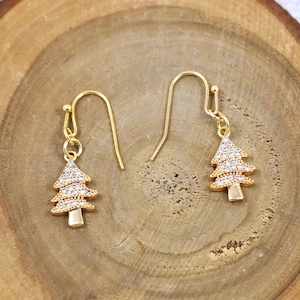 Delicados pendientes de pino dorado con cristales micropavé