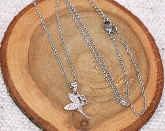 Collar con colgante de hada con alas de cristal: Campanilla bañada en platino