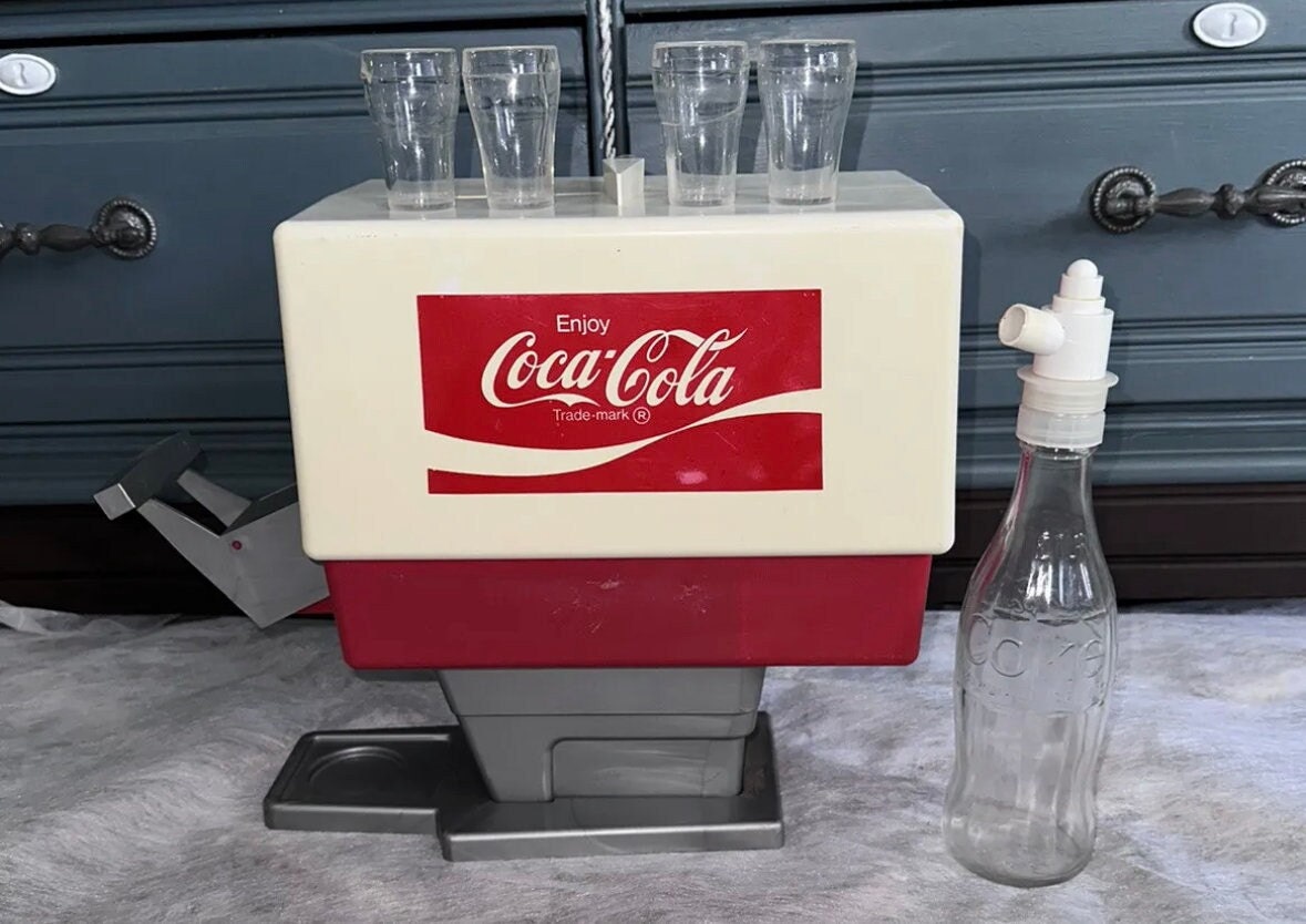 Vtg Coca Cola Toy Soda Dispenser Glass Coke Bottle Pump Top & 4 Mini Logo  Fountain Glasses 60s 70s -  Österreich