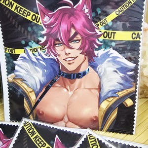 以下が含まれることがあります： ピンクの髪と猫耳を持つ筋肉質なアニメキャラクターが描かれた布の正方形のスタック。キャラクターは青い首輪と毛皮の裏地付きジャケットを着ています。「CAUTION KEEP OUT」というテキストが入った黄色の注意テープが見えます。