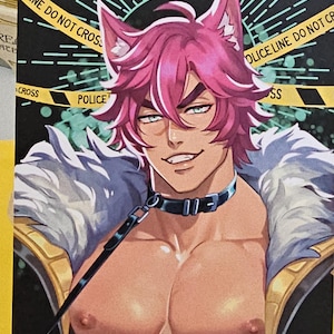 Pode incluir: Uma ilustração digital de um personagem com cabelo rosa, parecido com um lobo, com um colar preto e uma coleira de couro. O personagem está usando um colar de pele branca e tem um sorriso travesso. O fundo é preto com uma fita de polícia amarela e preta que diz "Police Line Do Not Cross".