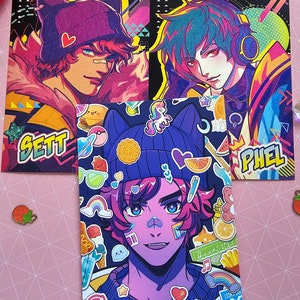 Pode incluir: Três retratos de personagens ilustrados com fundos e adesivos coloridos. O primeiro retrato é de uma pessoa com cabelo rosa usando um chapéu roxo e rosa com orelhas de gato. O segundo retrato é de uma pessoa com cabelo azul usando um fone de ouvido. O terceiro retrato é de uma pessoa com cabelo rosa usando um gorro azul com uma pompom branco. O texto "SETT" é visível no primeiro retrato e o texto "PHEL" é visível no segundo retrato.