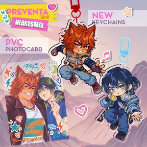 Op de afbeelding: Twee acryl sleutelhangers en een PVC fotokaart met anime-stijl personages. Eén sleutelhanger toont een personage met oranje haar en oren, de andere een personage met blauw haar en een koptelefoon. De fotokaart toont beide personages.