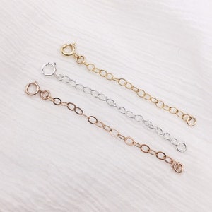 Peut inclure: Trois rallonges de chaîne dorées en différentes finitions : or, argent et or rose. Chaque rallonge est dotée d’un fermoir mousqueton à une extrémité et d’un anneau de jonction à l’autre.