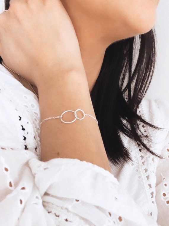 Silver Bracelet Dainty Bracelet Interlocking Circle 