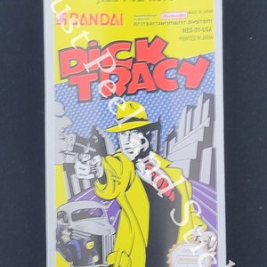 Puede incluir: Un cartucho de videojuego vintage para el sistema de entretenimiento de Nintendo. El cartucho es amarillo y presenta una imagen de dibujos animados de Dick Tracy con un abrigo amarillo y un sombrero fedora, sosteniendo un arma. El texto "Dick Tracy" está impreso en letras rojas en la parte delantera del cartucho.