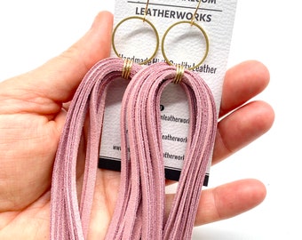 Pendientes con borlas de ante rosa ruborizado: joyas bohemias con flecos