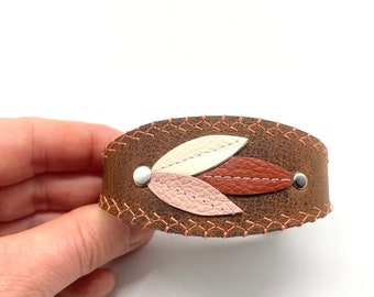 Pulseira Boho de Couro com Folhas: Pulseira Larga Ajustável