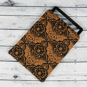 Housse Kindle Paperwhite pour Kindle de : Chauves-souris, araignées et lune | Housse pour Kindle | Manches rembourrées | Réserver un cadeau | Housse pour liseuse | Couverture Kindle | Cadeau livresques