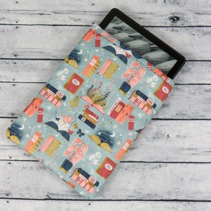 Reading Books and Dreaming | Kindle Paperwhite Sleeve | Book Gift | E-reader Sleeve | Kindle Sleeve | Flowers Plants Moons Stars