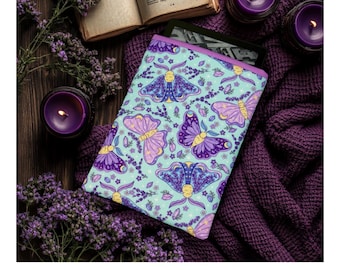 Könnte beinhalten: Eine E-Reader-Hülle mit einem lila und blauen Muster, das Schmetterlinge und Lavendelblüten auf hellblauem Hintergrund zeigt.