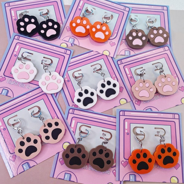 Boucles d'oreilles empreintes de pattes // Choisissez votre propre combinaison de couleurs ! | Boucles d'oreilles kawaii pour animal de compagnie, quincaillerie Huggie, plaquées platine