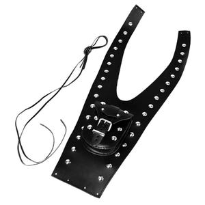 Peut inclure: Sac de réservoir de moto en cuir noir avec un design clouté et une petite poche avec une fermeture à boucle. Le sac a une longue sangle pour l'attacher à une moto.