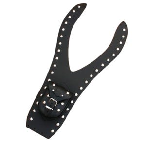 Peut inclure: Sac de réservoir de moto en cuir noir avec une petite poche et des clous argentés.