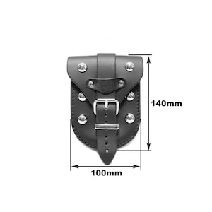 Puede incluir: Alforja de moto de cuero negro con tachuelas plateadas y cierre de hebilla. La bolsa mide 12 cm de ancho y 14 cm de alto.