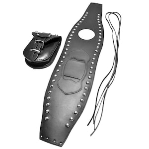 Peut inclure: Un protège-réservoir de moto en cuir noir orné de clous argentés et une petite pochette à boucle. Le bib comprend une ouverture pour le bouchon d'essence et des liens en cuir pour la fixation.