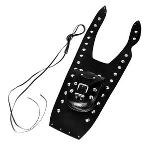Peut inclure: Sac de réservoir de moto en cuir noir avec une petite poche et des clous argentés. Le sac est doté d'une sangle pour l'attacher à une moto.