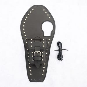 Könnte beinhalten: Schwarzer Leder-Tankdeckel für Motorräder mit einer kleinen Tasche und Nieten-Details.