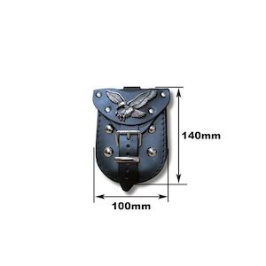 Puede incluir: Bolsa de moto de cuero negro con un dise&ntilde;o de &aacute;guila plateada y cierre de hebilla. La bolsa mide 11 cm de ancho y 14 cm de alto.