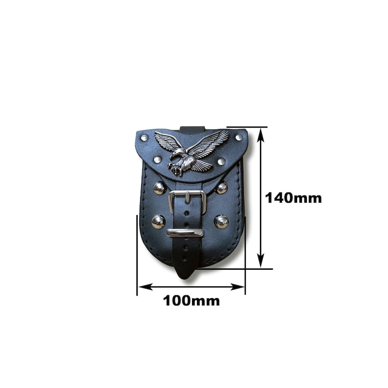 Puede incluir: Bolsa de moto de cuero negro con un dise&ntilde;o de &aacute;guila plateada y cierre de hebilla. La bolsa mide 11 cm de ancho y 14 cm de alto.