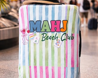 Pokrowiec na bagaż Mahjong w kolorowe paski MAHJ Beach Club z motywem różowego Martini i płytek Mahjong na walizce
