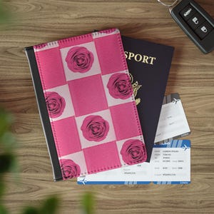 Puede incluir: Un juego de tres tazas de cerámica con un acabado mate moteado. Las tazas son en tonos crema, gris claro y gris oscuro. Cada taza tiene un diseño simple y minimalista y un asa redondeada. Para café o té.