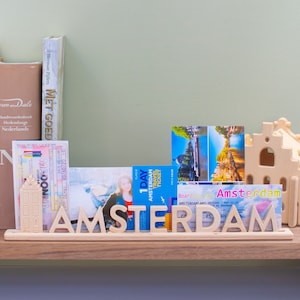 Amsterdam, Briefständer aus Holz als Souvenir mit einem Grachtenhaus: kann mit Fotos und Tickets personalisiert werden