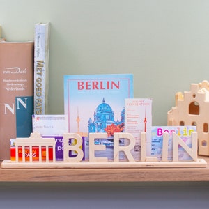 Berlin, Briefständer aus Holz als Souvenir mit Brandenburger Tor: personalisierbar mit Fotos und Eintrittskarten