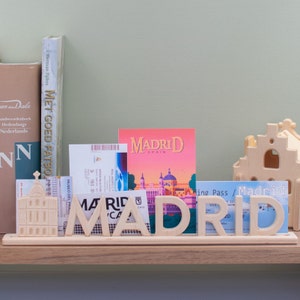 Madrid, hölzerner Briefständer-Souvenir mit Edificio Metrópolis: kann mit Fotos und Tickets personalisiert werden