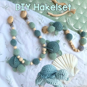Könnte beinhalten: DIY Häkel-Schildkröten-Set mit Holzperlen und Clips. Das Set enthält zwei Schildkröten, eine mit Panzer und eine ohne, sowie eine Perlenkette mit Holzperlen.