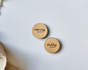 Anstecker "mommy, daddy" als Kleinigkeit zum Verkünden der Schwangerschaft, als Geschenkidee für schwangere Freundin