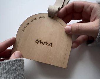 Geburtsschild mit Namen aus Holz zum Aufhängen, als Geschenkidee zur Geburt oder Erinnerung