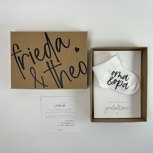 Geschenkbox mit Babysocke zur Schwangerschaftsverkündung für Oma und Opa mit Namen personalisiert