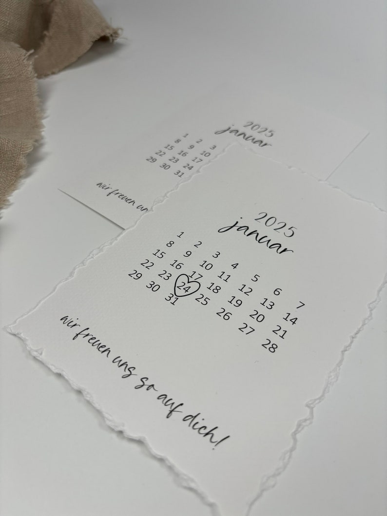 K&ouml;nnte beinhalten: Eine wei&szlig;e Karte mit einem Kalender f&uuml;r Januar 2025. Der 24. ist mit einem Herzen umkreist. Der Text "wir freuen uns so auf dich!" steht unter dem Kalender.