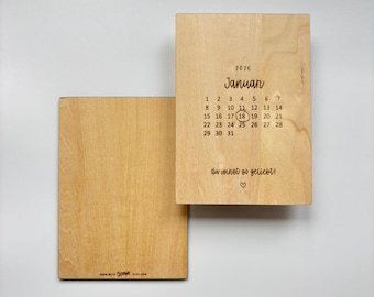 Postkarte mit Kalender aus Holz "geliebt" als Schwangerschaftsankündigung mit Geburtsdatum Baby als Geschenkidee