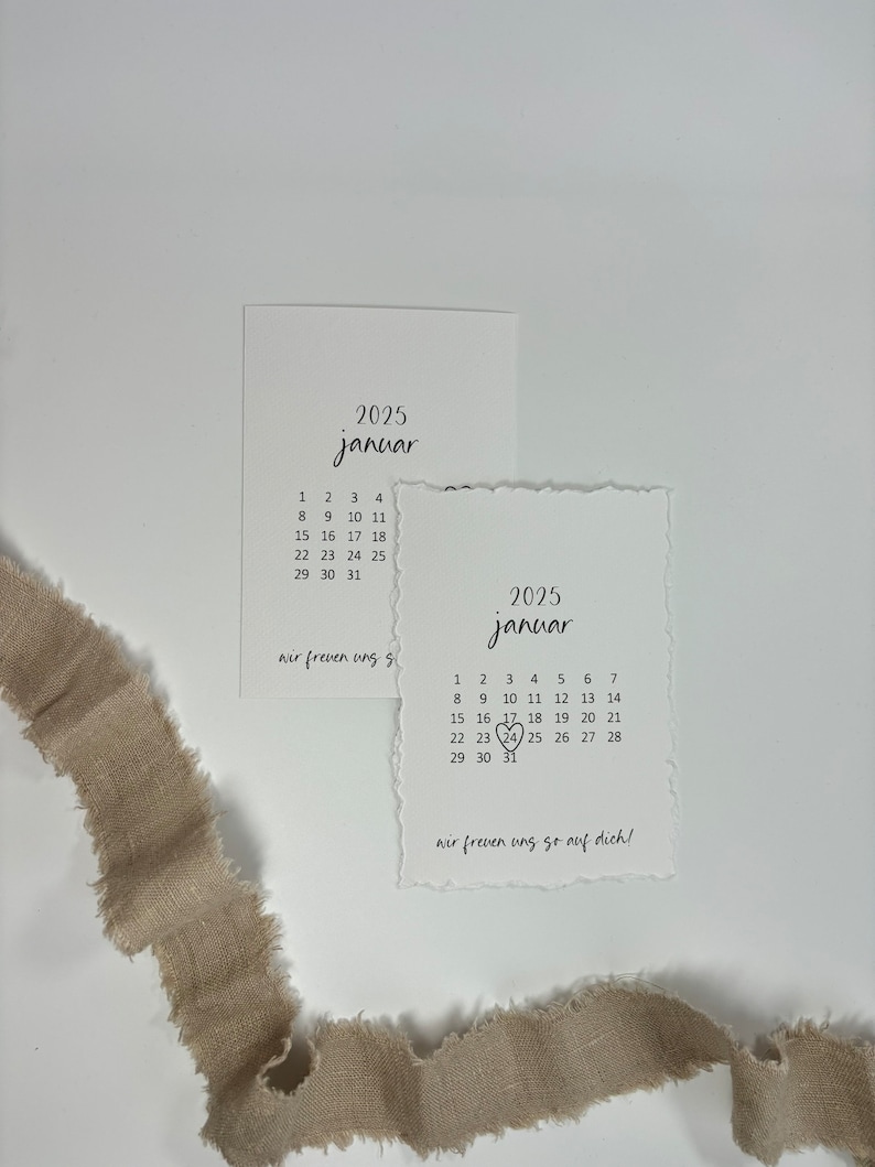 K&ouml;nnte beinhalten: Zwei wei&szlig;e Karten mit schwarzem Text. Die Karten sind Kalender f&uuml;r Januar 2025. Der Text auf den Karten lautet "2025 Januar" und "wir freuen uns auf dich!"