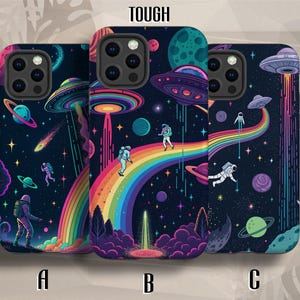 Op de afbeelding: Drie telefoonhoesjes met een ruimtethema-ontwerp. Elke hoes heeft een donkerblauwe achtergrond met planeten, sterren, astronauten en UFO's. Een regenboogbrug verbindt de UFO's met de grond. Het woord "TOUGH" staat bovenaan. De hoesjes zijn gelabeld A, B en C.