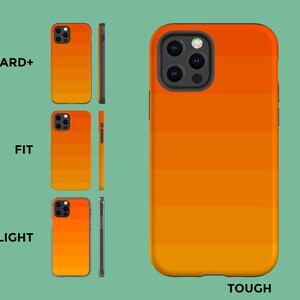 Puede incluir: Tres fundas de tel&eacute;fono diferentes con un dise&ntilde;o degradado naranja y amarillo. Las fundas est&aacute;n etiquetadas como "CARD+", "FIT" y "LIGHT". La funda m&aacute;s grande est&aacute; etiquetada como "TOUGH".