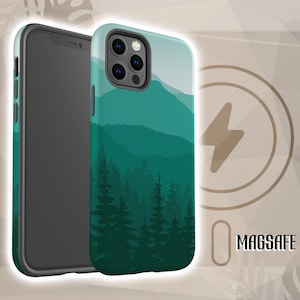Könnte beinhalten: Eine Smartphone-Hülle mit einer geschichteten Berg- und Waldlandschaft in Blaugrün- und Dunkelgrüntönen. Die Hülle hat einen Ausschnitt für ein Dreifach-Kamerasystem und ist MagSafe-kompatibel, gekennzeichnet durch den Text MagSafe.