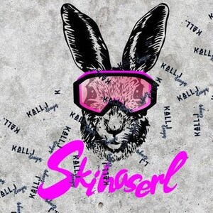 Op de afbeelding: Een zwart-witte illustratie van een konijn met een roze skibril. Het konijn kijkt recht naar de kijker. De tekst "Skihaserl" staat in roze onder het konijn.