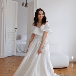 Abito da sposa in mikado / Abito con spalle scoperte / Abito da sposa lungo / Abito da sposa minimalista / Abito da sposa con strascico lungo / Abito elegante