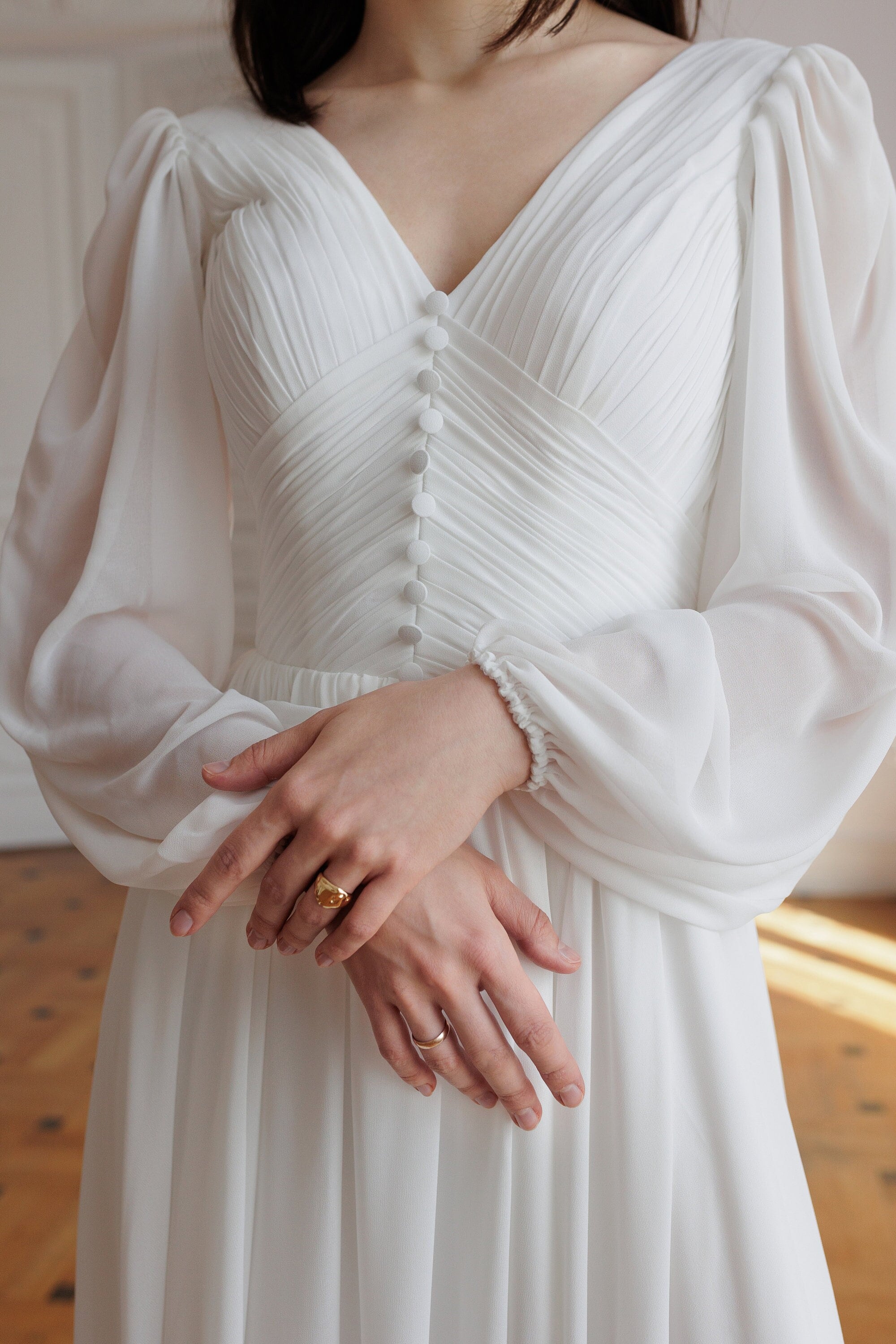 Robe de mariée corset mousseline col V manches longues