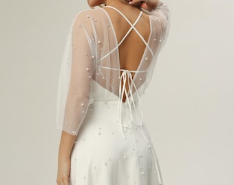 Vestido de noiva com aplicações de pérolas e sobreposição de tule removível: Vestido de noiva minimalista