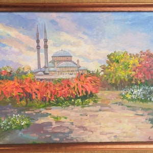 Könnte beinhalten: Ein Gemälde einer Moschee mit zwei Minaretten, umgeben von Bäumen mit roten und grünen Blättern. Die Moschee ist in Braun- und Weißtönen gemalt, mit einer blauen Kuppel. Der Himmel ist hellblau mit weißen Wolken.